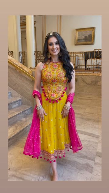 Mehndi Look For Bride Sister, Mehandi Dress For Bride, Simple Haldi Outfit, Yellow Kurti Design For Haldi, Mehndi Function Dress Outfit For Bride, Mehendi Outfit For Bride, Mehndi Function Dress Outfit, Ruffle Lehanga, Lengha Designs