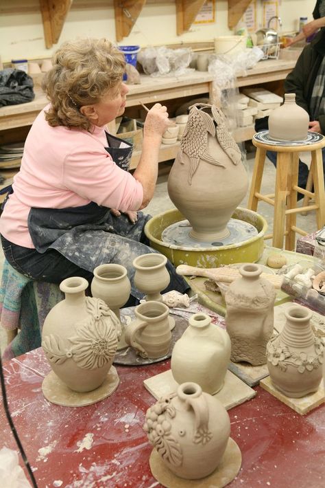 Pottery Items, Taking Risks, Wheel Throwing, Advanced Ceramics, Pottery Videos, Cerámica Ideas, Hand Built Pottery, Pottery Tools, Wheel Thrown Pottery