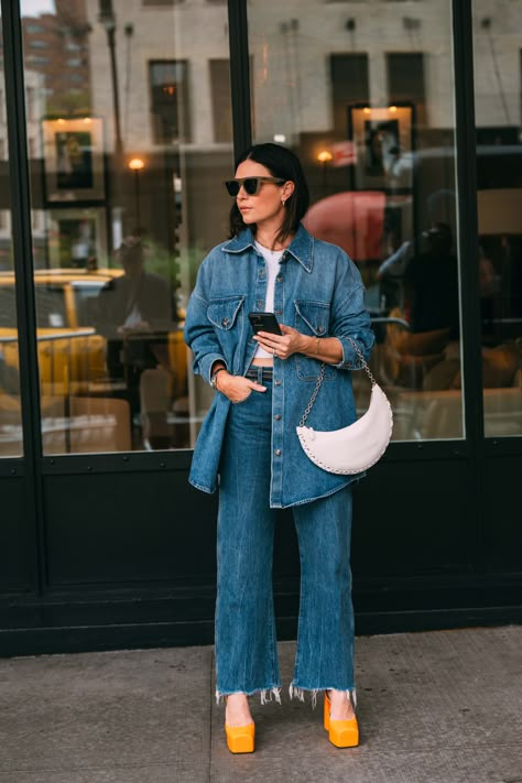 Flowy Dress Street Style, Denim Shacket Street Style, Chic Jean Shorts Outfit, Button Down Street Style, Spring 2023 Fashion Trends Street Style, Urban Chic Style, Full Black Outfit, Denim Street Style, Moda Denim