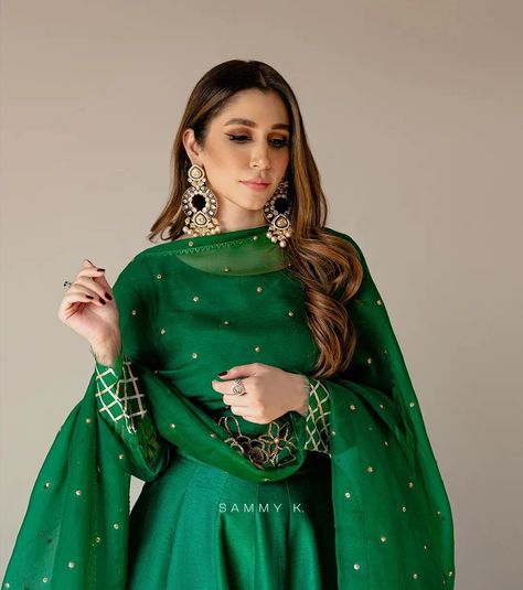 Bottle Green Lehenga, Green Dupatta, Dresses Traditional, Green Lehenga, Indian Dresses Traditional, Handmade Embroidery Designs, Dresses Indian, Silk Trousers, Handmade Embroidery