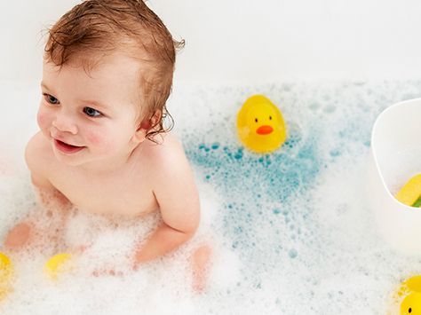 Wondering when you should start bathing your newborn or what temperature a baby bath should be? Find out the answers to these questions and more in our blog post. Baby Oatmeal Bath, Milk Photoshoot, Baby Oatmeal, Bath Benefits, Toddler Organization, Oatmeal Bath, Baby Baden, Feeding Toddlers, 5 Babies