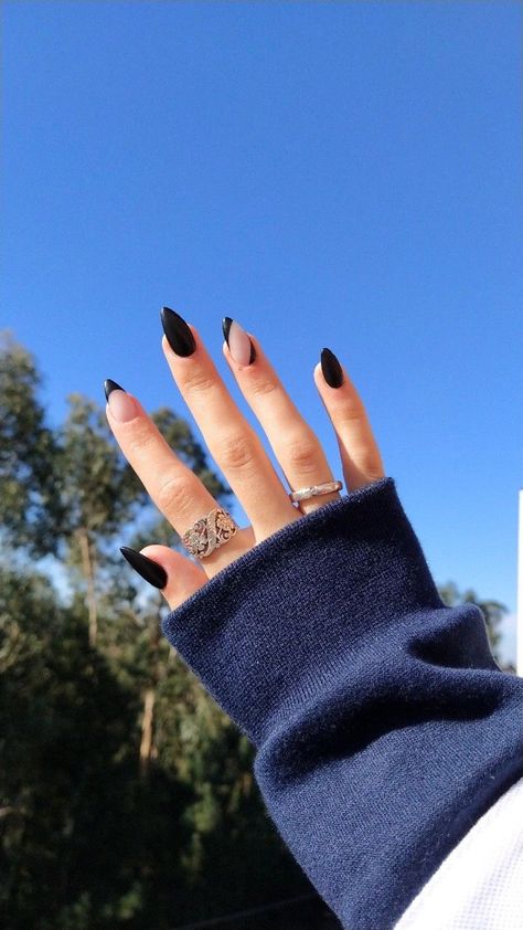 Black Nails 2022 Trends Winter, Dark Oval Nails Designs, Black Design Nails Almond, Black Nails Styles, Black Nails Inspiration Almond, Almond Nail Designs Dark Colors, Stylish Black Nails, Oval Black Nails Design, Edgy Oval Nails