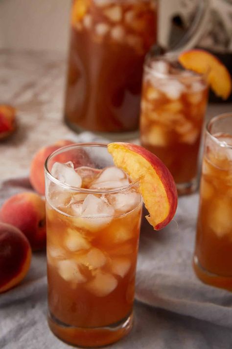 Sweet Peach Iced Tea - A Southern Tradition - easysoutherndesserts.com Peach Bread Puddings, Unsweetened Iced Tea, Blackberry Cobbler Recipe, Peach Iced Tea, Cinnamon Roll Bread, Easy Teas, Homemade Custard, Peach Ice Tea, Southern Desserts