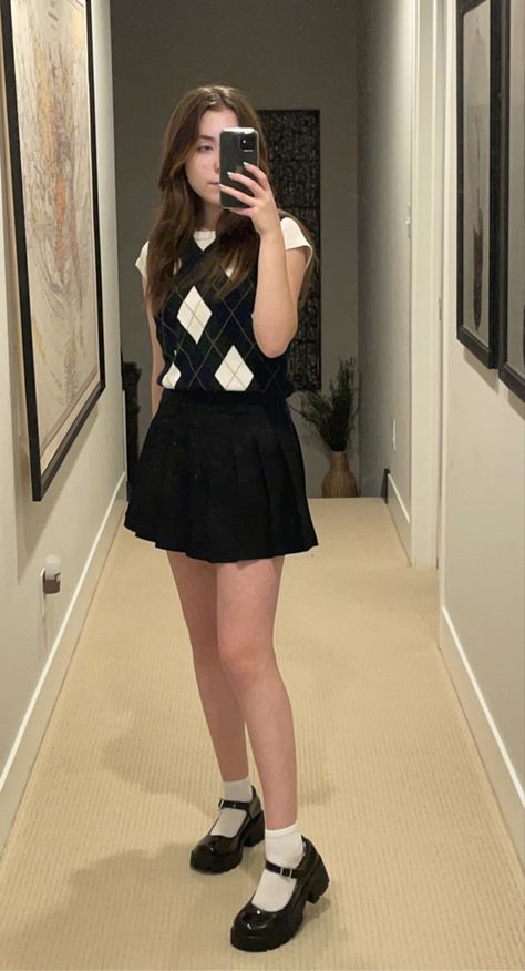 girl wearing an argyle sweater vest with a pleated skirt and platform mary jane shoes Outfits With Mary Janes, Mary Jane Shoes Outfit, Mode Emo, Academia Outfits, Pakaian Feminin, Mode Ootd, Elegantes Outfit, Mein Style, Swaggy Outfits