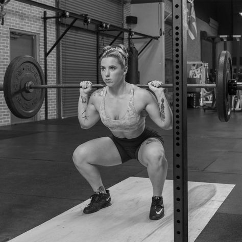 Squats With Weights Bar, Barbell Squats Women, Barbell Squat Form, Squat Barbell, Perfect Squat, Squat Form, Weight Bar, Weighted Squats, Barbell Squat