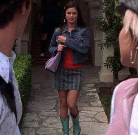 summer roberts outfit Low Rise Mini Skirt Outfit, Summer Roberts Outfits, Mini Skirt Outfit Night, Rachel Bilson The Oc, Coquette French, Summer Roberts, Oc California, Low Rise Mini Skirt, Mini Skirt Outfit