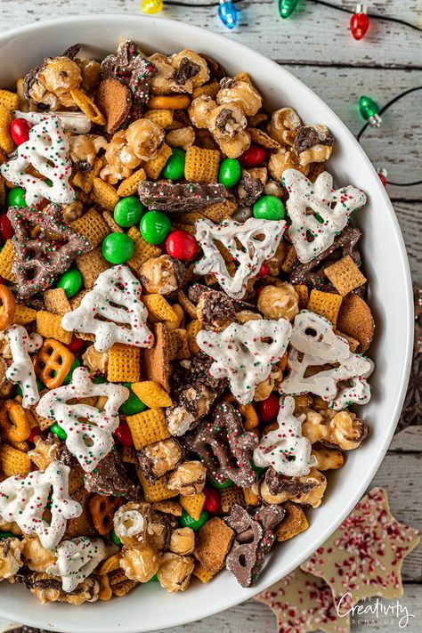 Christmas Treats Salty, Trail Mix Recipes Christmas, Holiday Party Mix Recipes, Salty Snacks Christmas, Chex Mix Recipes Sweet And Salty Holidays, Christmas Snack Mixes For Gifts, Easy Christmas Snack Mix Recipes, Sweet Salty Chex Mix Recipes, Christmas Trail Mix Recipes Gift Ideas