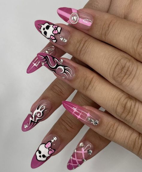 Draculaura Nails Aesthetic, Draculaura Nails Acrylic, Monster High Inspired Nails, Monster High Nail Art, Draculaura Nails, Monster High Nails, Punk Nails, Goth Nails, Grunge Nails