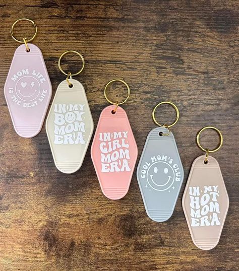 Diy Keychain Cricut, Cricut Joy Keychain Ideas, Cricut Key Chains Vinyl, Keyring Packaging Cricut, Cricut Keychain Display Card, Cricut Motel Keychain Ideas, Keychain Cricut, Cricut Keychains, Mom Presents