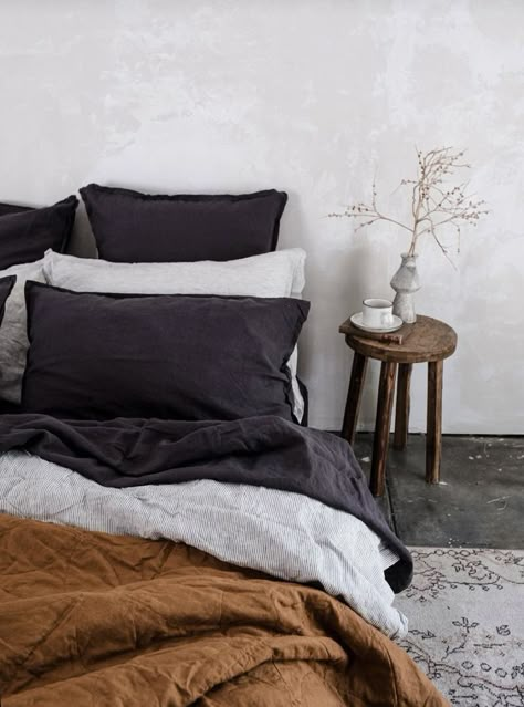 Dark Grey Bedding, Dark Cozy Bedroom, Dark Bedding, Masculine Bedroom, Earthy Bedroom, Mens Bedroom, Comfortable Bedroom, Black Bedding, Grey Bedding