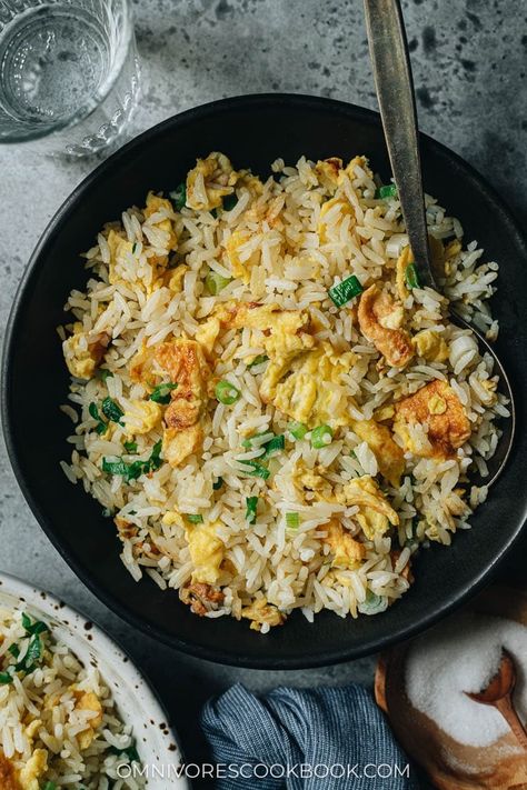 A super easy egg fried rice that you can prep and cook in 10 minutes, featuring tender eggs with crispy rice simply seasoned with scallions and salt. It is the perfect side dish for your Chinese dinner, or you can even serve it by itself as a light meal. {Vegetarian, Gluten-Free} Easy Egg Fried Rice, Asian Potluck, Meal Vegetarian, Rice Dishes Easy, Asian Noodle Dishes, Asian Dinner, Egg Rice, Asian Side Dishes, Chinese Dinner