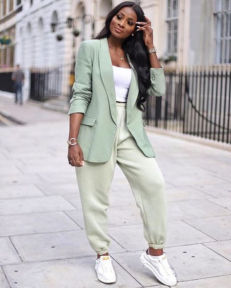 Its an all green affair for @thejenniejenkins in this @prettylittlething joggers paired with @zara blazer and @louisvuitton sneakers. #BellaNaijaStyle Outfits Joggers, How To Wear Joggers, Dope Fits, Zara Blazer, 2023 Vision, Casual Joggers, Elegante Casual, Mode Casual, Classy Casual Outfits