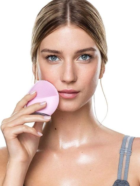 Foreo LUNA Mini 2 Pearl Pink Image 4 Sonic Facial Cleansing Brush, Foreo Luna Mini, Mini Massager, Foreo Luna, Facial Cleansing Device, Combination Skin Type, Skin Care Spa, Facial Brushes, Facial Spa