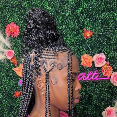 Des.dabratt_Styledyou 💋 on Instagram: "Wheeeew these are so fireeee 🔥🔥 I lovee these ♥️♥️ Fulani braids bangs and curlsssss 🥰🥰🥹🥹 Dallas tx and surrounding areas 📍May Bookings are Open 💕 ‼️Booking Link in Bio 👆🏽 Classes are #dallashairstylist #dallasbraider #dallasbraids #dfwbraider #dfwhairstylist #317braids #317braider #dallasmua #houstonmua #htxhairstylist #houstonhairstylist #planotx #knotlessbraidsatl #knotless #braidstyles #braider #naturalhair #fyp #branding #entrepreneur #entre Fulani Braids With Bangs And Curls, Fulani Braids With Bangs, Braids Bangs, Types Of Weaving, Braided Bangs, Bantu Knots, Fulani Braids, Braid Ideas, 4 Months