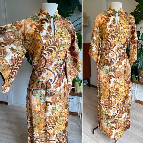 🧵 Description : Label: "Kimo's Polynesian Shop" Made in Hawaii Fabric: 100% Cotton Colour: Colourful with many different shades of brown, orange, green and white. Beautiful original vintage 1960s cotton Pake Muu ( Pake Mu ) Caftan long maxi dress. Elegant and polished cotton hostess maxi dress in a beautiful Japanese kimono-inspired style. Cheongsam dress. Maxi Dress Elegant, 1960s Dresses, Cheongsam Dress, Dress Elegant, Japanese Kimono, Long Maxi, Brown Orange, Cheongsam, 1960s Vintage