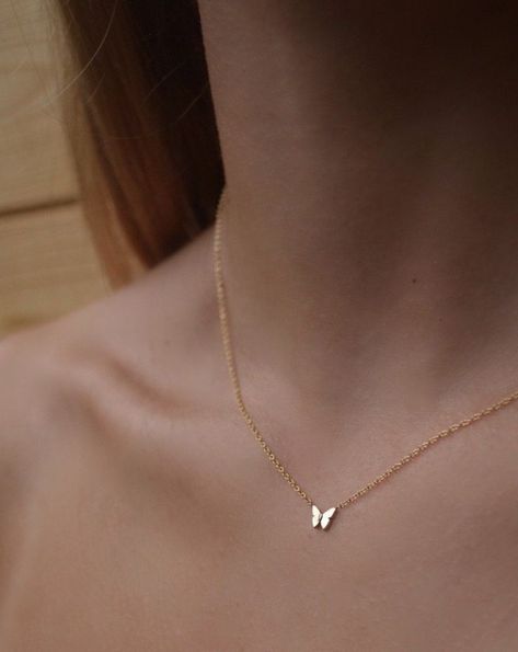 Gold Pendant Designs, Minimalist Accessories Jewellery, Dainty Butterfly Necklace, Simplistic Jewelry, Mum Necklace, Gold Gallery, Dainty Butterfly, Fancy Jewelry Necklace, Minimalist Jewellery