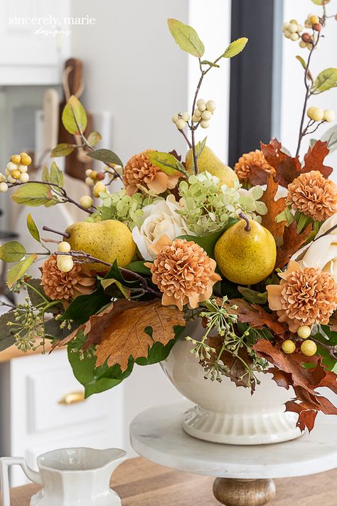 Thanksgiving Floral Arrangements, Deco Fruit, Thanksgiving Floral, Flowers And Fruit, Tafel Decor, Fall Flower Arrangements, Fall Floral Arrangements, Fall Arrangements, Floral Arrangements Diy