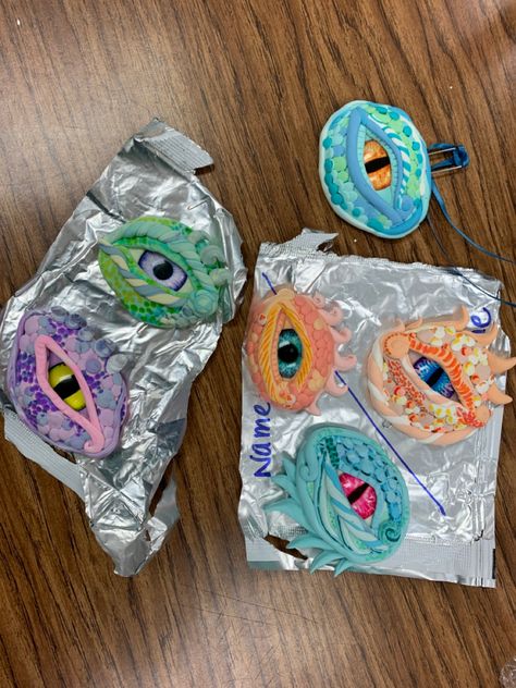 Model Magic Dragon Eye, Dragon Eye Craft, Dragon Eye Sculpture, Art Projects Elementary, Eye Lesson, Elementary Art Classroom, Magic Dragon, Dragon Eyes, Sculpture Lessons