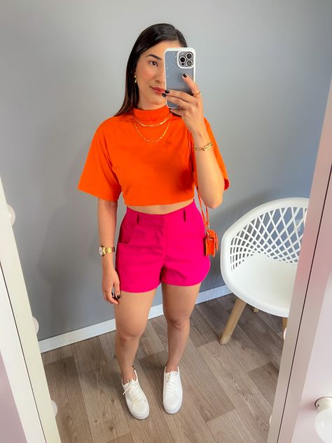 Look Com Short Rosa Pink, Outfit Con Short Rosa, Short Naranja Outfit, Orange Top Outfit, Pink Shorts Outfits, Short Rosa, Looks Com Short, Outfit Rosa, Hot Pink Shorts