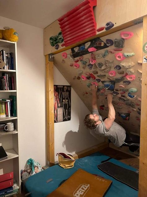 Climbing Storage Ideas, Climbing Wall In House, Home Bouldering Wall, Climbing Bedroom, Home Climbing Wall, Bouldering Gym, Bouldering Wall, Rock Climbing Gear, Cool Room