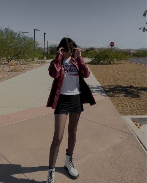 Photoshoot Poses Outside, Girlfriends Outfits 90s, Rockstar Girlfriend Makeup, Rockstar Girlfriend Outfit, Poses Outside, Rock Star Outfit, School Outfits Highschool, Photoshoot Outdoor, Rockstar Girlfriend