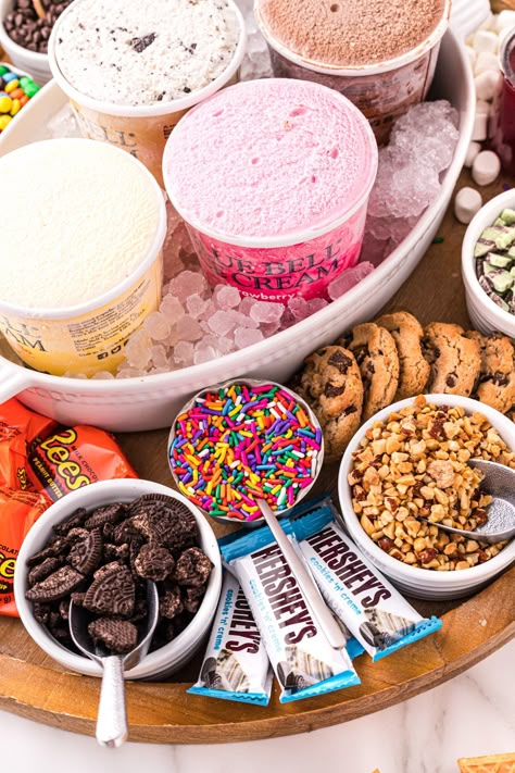 Ice Cream Bar Recipe, Ice Cream Station, Sundae Party, Toppings Bar, Ice Cream Sunday, Milkshake Bar, Ice Cream Sundae Bar, Graduation Party Foods, Sundae Bar