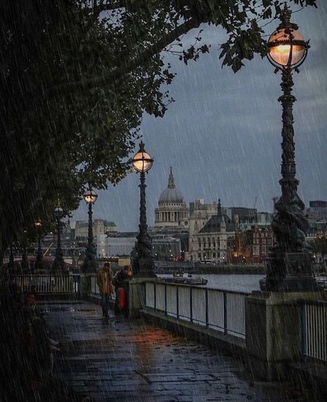 London Rain Aesthetic, Living In London Aesthetic, Rainy Paris, London Rain, England Aesthetic, Visual Gallery, Aesthetic London, Rainy City, London Dreams