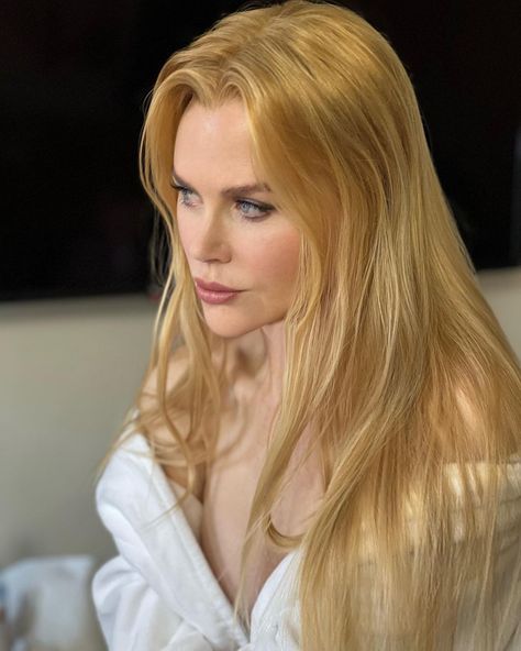 Nicole Kidman Blonde, Nicole Kidman Hair, Met Gala Makeup, Gala Makeup, Natural Eyeshadow Palette, Blue Eyes Pop, The Undone, Long Healthy Hair, Red To Blonde