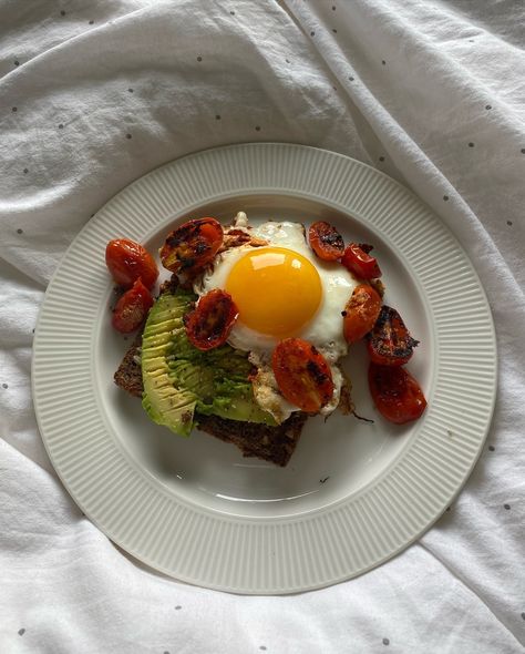 🥑🍳🥯 Avo + eggs on toast appreciation post. Oatmeal, oats, breakfast, healthyrecipes, healthylifestyle, breakfast ideas, breakfast inspo, chocolate baked oats, food is fuel, high protein, proats, porridge. Baked oats, foodfreedom, food is fuel #proteinoatsrecipe #oats #oatmeal #breakfast #breakfastideas #foodisfuel #pintrest #highprotein #healthylifestyle #healthyfood #intuitiveeating #oatmealbowl #intuitiveeating #thatgirl #thatgirlaesthetic #selfcare #cleangirlaesthetic #healthyhabits #oa... Wieiad Recovery, Chocolate Baked Oats, Aesthetic Healthy Lifestyle, Eggs On Toast, Slow Morning, Selfcare Skincare, Oatmeal Bowls, Morning Morning, Oats Breakfast