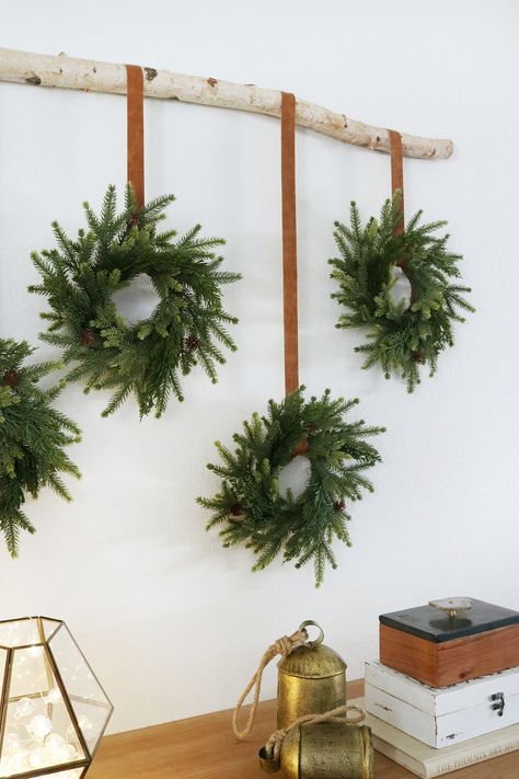 Modern & Simple Christmas Wreath DIY Wall Hanging Christmas Decor On A Budget, Easy Holiday Decor, Simple Christmas Wreath, Diy Christmas Wall, Christmas Wreath Diy, Neutral Holiday Decor, Boho Christmas Decor, Sustainable Christmas, Easy Christmas Wreaths