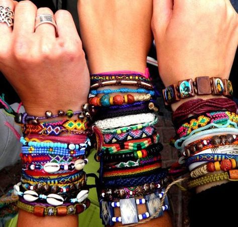 Do it yourself bracelets? Surfergirl Style, Estilo Hippie, Bracelets And Rings, Sweet Summertime, Summer Bracelets, Skateboarder, Summer 3, Hippie Jewelry, Hippie Outfits