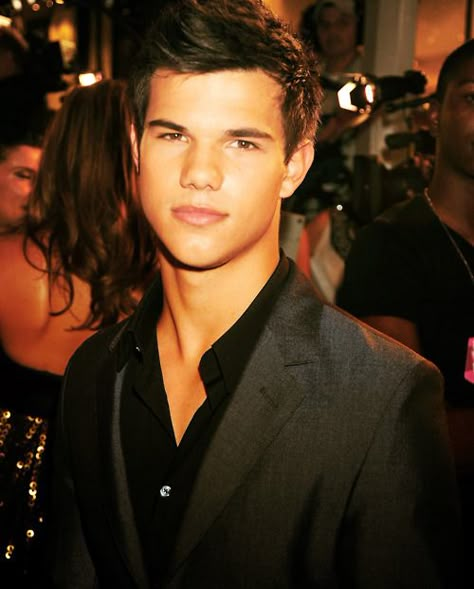 . Tay Lautner, Jacob Twilight, Jacob Black Twilight, Twilight Jacob, American Idol Contestants, Team Jacob, Twilight Photos, Taylor Lautner, Jacob Black