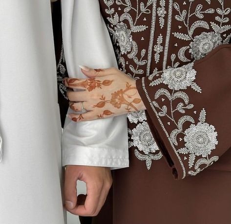 Nikaah Aesthetics, Henna Nikah, Mehndi Hands, Arab Men Fashion, Latest Henna Designs, Very Simple Mehndi Designs, Muslim Couple Photography, Maxi Outfits, Beautiful Status