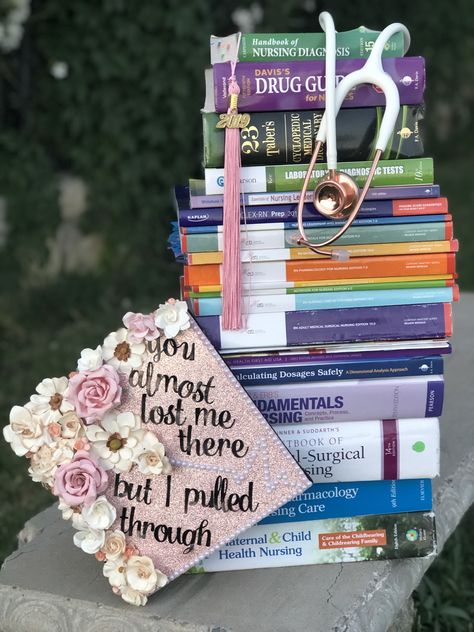 Lvn Graduation, Rdh Graduation, Nurse Graduation Cap Designs, Nurse Graduation Party Decorations, Nursing School Graduation Pictures, Nursing Pictures, Nurse Pics, Grad Picture Ideas, Nursing School Graduation Party