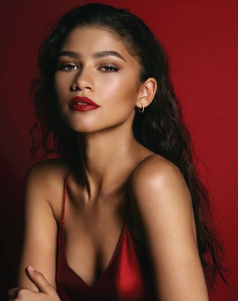 Shooting Photo Studio, Mode Zendaya, Zendaya Maree Stoermer Coleman, Red Studio, Red Backdrop, Photoshoot Studio, Zendaya Coleman, Photoshoot Themes, Studio Photoshoot