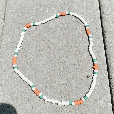 Diy Necklace Ideas Aesthetic, Aesthetic Diy Necklaces, Seed Beads Necklace Ideas, Cute Summer Beaded Necklaces, Bead Necklace Ideas Vsco, Ideas Collares Bolitas, Beaded Bracelets Aesthetic, Trendy Beaded Bracelets, Beachy Necklaces