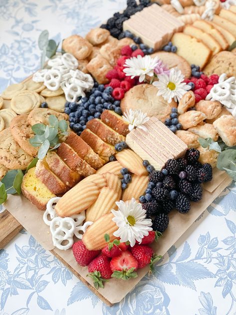 Easy + Beautiful Summer Dessert Board — Gathered Living Mini Fruit Pies, Dessert Boards, Brunch Board, White Chocolate Covered Pretzels, Yogurt Covered Pretzels, Crazy Food, Family Aesthetic, Dessert Board, Plats Healthy