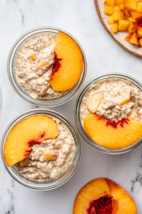 Peaches And Cream Overnight Oats, Strawberries And Cream Oatmeal, Savoury Breakfast, Oatmeal Vegan, Vegan Overnight Oats, Breakfast Recipies, Oat Recipes Healthy, Overnight Oats Recipe Healthy, Breakfast Prep