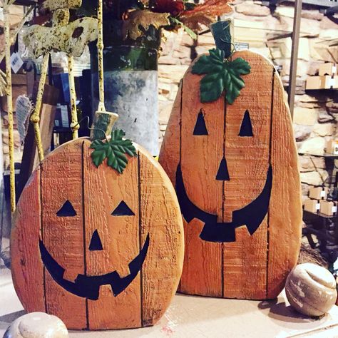 Tire Pumpkins, Halloween Decorations Wood, Wood Jack O Lantern, Day Bed Room, Wooden Jack O Lantern, Halloween Jackolantern, Fall Wood Crafts, Wood Yard Art, Fall Pumpkin Crafts