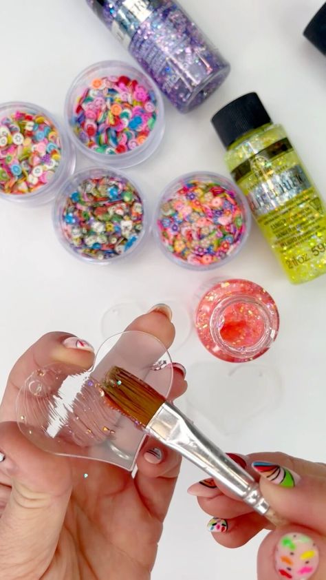 Confetti Keychain Diy, Making Keychains With The Cricut, How To Make A Key Chain Diy Craft Ideas, Glitter Acrylic Keychain Diy, Acrylic And Vinyl Keychains, Diy Acrylic Keychain Tutorial, Painted Acrylic Keychains, How To Make Cricut Keychains Diy Acrylic, Diy Acrylic Charms