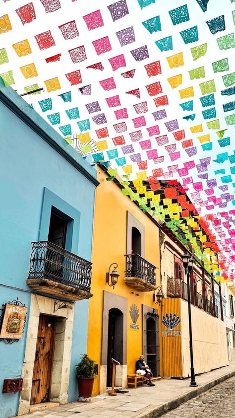 Mexican Style Bedroom, Mexico Architecture, Oaxaca Mexico Travel, Mexican Restaurant Decor, Mexico Wallpaper, Oaxaca City, Retro Graphic Design, Mexico Culture, Street House