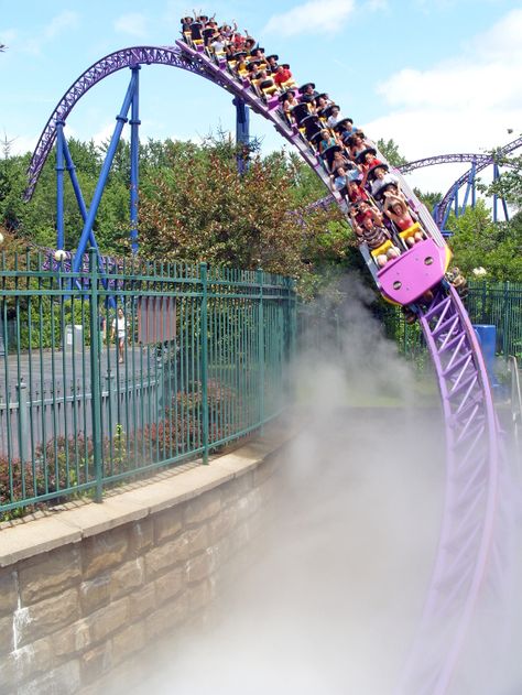 Bizarro at six flags#rollercoasters Six Flags New England, Scary Roller Coasters, Crazy Roller Coaster, Best Roller Coasters, 6 Flags, Planet Coaster, Theme Parks Rides, Amusement Park Rides, Carnival Rides