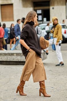 Style Curator, Stile Casual Chic, Look Boho Chic, Paris Dress, Style Casual Chic, Beige Skirt, Beige Outfit, Office Outfit, Heart Fashion