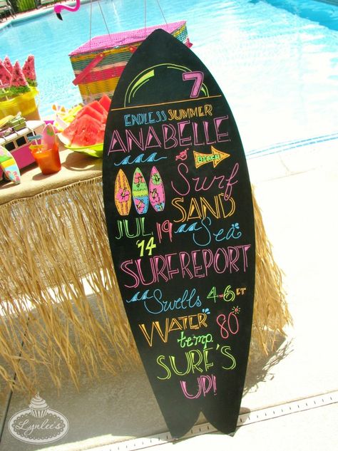 Surfboard Party Decor, Beach Decorating Ideas For Party, Hawai Party, Tropisk Fest, Party Chalkboard, Strand Party, Hawaii Theme, Hawaiian Party Theme, Tropical Birthday Party