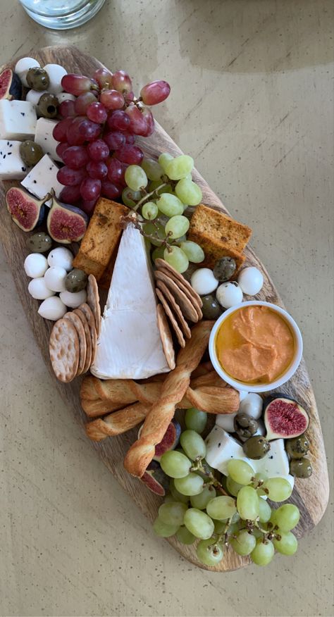 Cheese And Meet Plate, Cheese Board No Meat, Cheese Platers Ideas Simple, No Meat Charcuterie Board, Charcuterie Board No Meat, Deli Platter, Cheese Plate Presentation, Party Cheese Platter, Cheese Platers