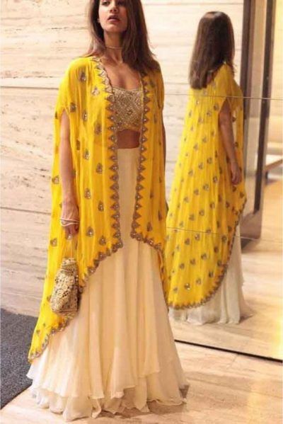 #BudgetBrides: How To Design A Trendy & Pretty Mehendi Outfit In A Budget Of 5K! | WedMeGood Haldi Outfits, Mehendi Outfits, Saree Bollywood, Salwar Kamiz, Red Lehenga, Indian Gowns Dresses, Ghagra Choli, Mode Boho, Indian Gowns