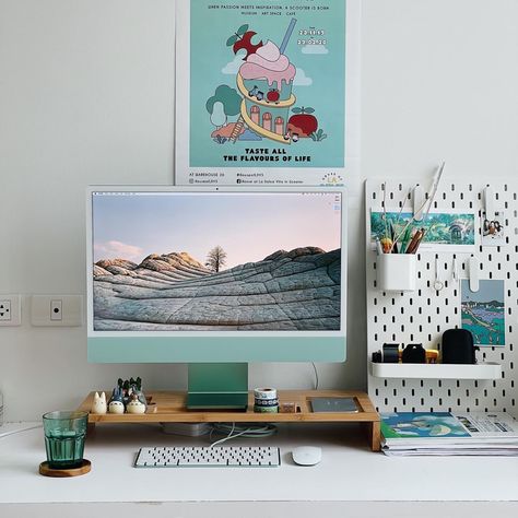 Blue Imac Aesthetic, Green Imac Setup, Blue Imac Desk Setup, Imac Office Setup, Green Imac Desk Setup, Green Imac, Imac Workspace, Imac Office, Imac Setup