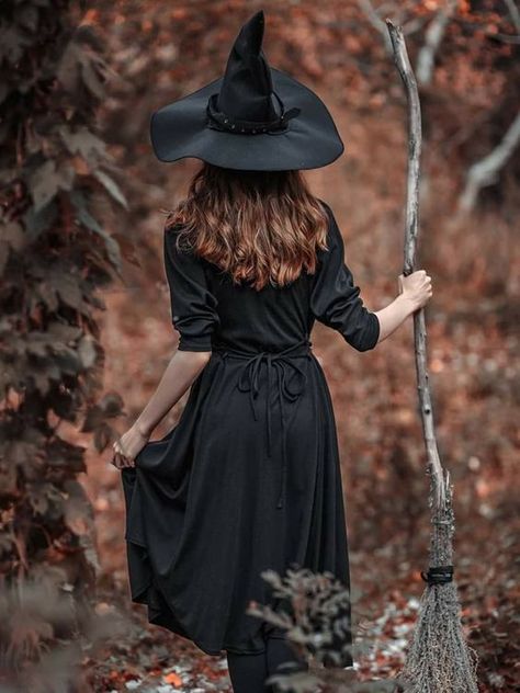 Photoshoot Ideas For Models, Fall Photoshoot Ideas, Witch Photos, Baba Jaga, Autumn Witch, Witch Costumes, Halloween Photography, Halloween Photo, Halloween Party Games