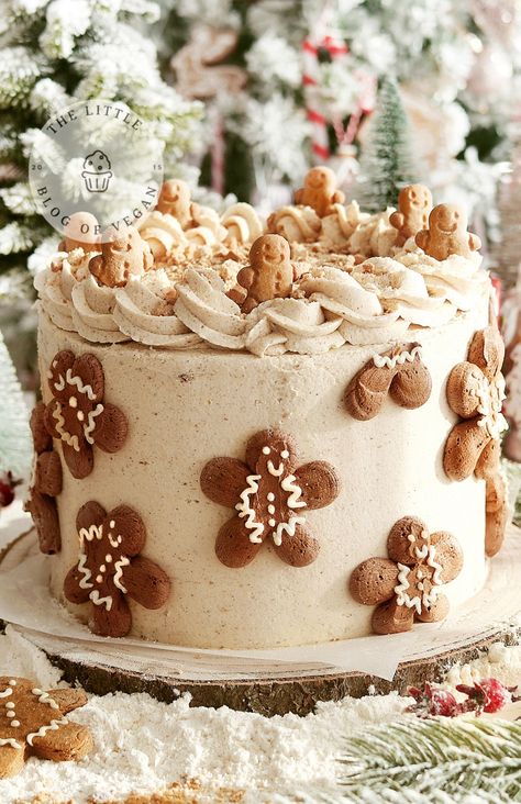 Gingerbread Cake Decorating Ideas, Gingerbread Cake House, Gingerbread Cake Decoration, Minimalist Christmas Cake, Modern Christmas Cake, Gingerbread Buttercream, Gingerbread Man Cake, Black Strap Molasses, Christmas Cake Design