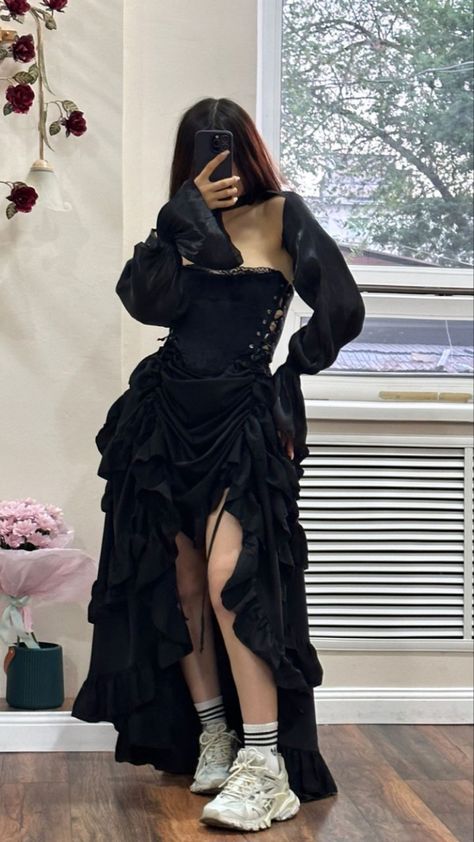 Alt Graduation Dress, Divya Agarwal Outfits, Dresses For Upside Down Triangle, Alt Dresses Formal, Alt Formal Dress, Alt Prom Outfits, Alternative Prom Outfit, Gothic Dress Prom, Edgy Prom Dress